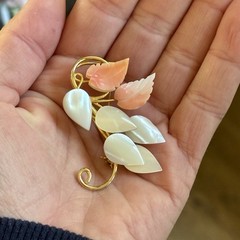 Vintage Carved Conch Shell Mother of Pearl MOP Leaf Flower Floral Spray Brooch