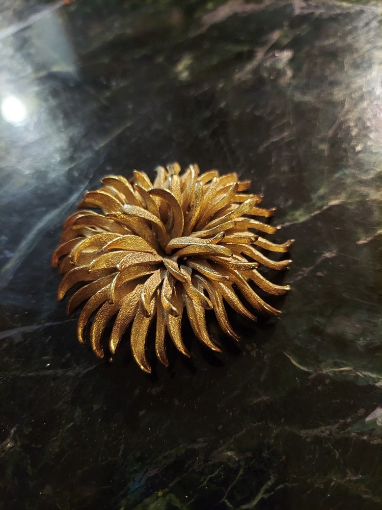 Vintage Monet Gold-Tone 3D Chrysanthemum Flower Broach