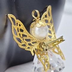 Angel Filigree Wings Gold Tone Faux Pearl Acrylic Vintage Pendant Brooch Pin