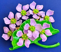 LOVELY LAVENDER PURPLE VIOLETS VINTAGE METAL ENAMEL FLOWER PIN CORSAGE GIFT