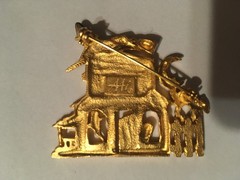 VINTAGE AAi HAUNTED HOUSE HALLOWEEN WITCH CAT BROOCH PIN GOLD TONE / WRONGWAY052