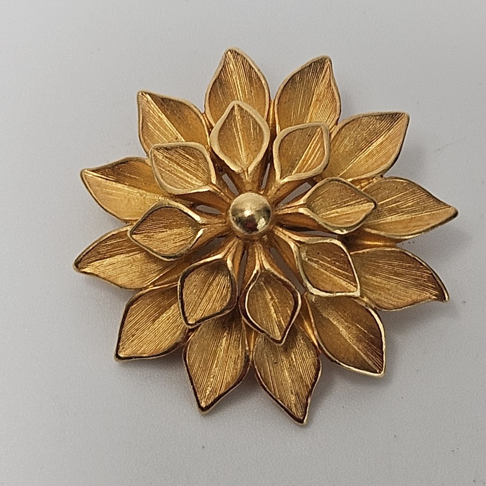 Vintage Lady Remington Flower Brooch Textured Brushed Gold-Tone Floral