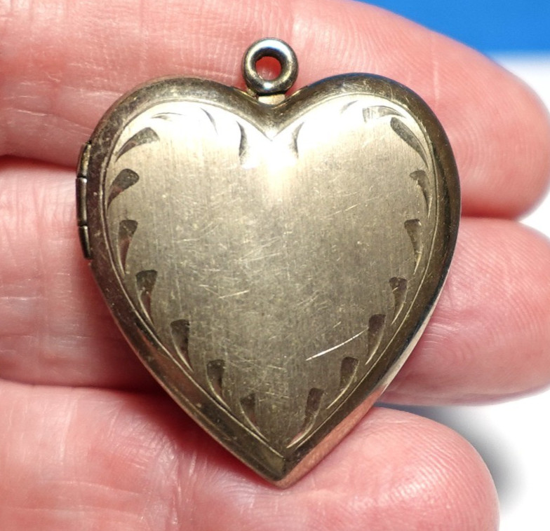 STERLING SILVER HEART LOCKET MATTE CENTER VINTAGE 25 X 30 MM 5.7 GRAMS J-446