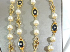 VTG BEZEL SET ONYX ENAMEL W RHINESTONE LARGE FAUX PEARL STATIONS 32″ NECKLACE
