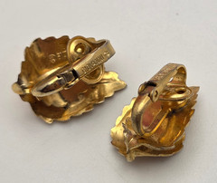 Vintage Giovanni Gold Tone Double Leaf Clip On Earrings Textured Botanical 21mm