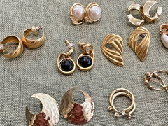 LOT OF 100+ VINTAGE GOLD TONE EARRING PAIRS FOR PIERCED EARS N189