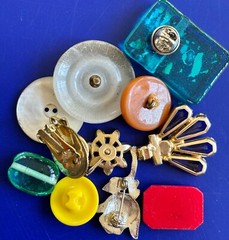 30PC VTG FLOWER PIN craft LOT,Mixed Media FLORAL ART,repurpose,HOLIDAY CRAFTS