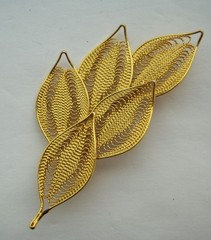 Vintage Gold Filigree Leaf Brooch Pin Intricate Openwork 5-Leaf Design