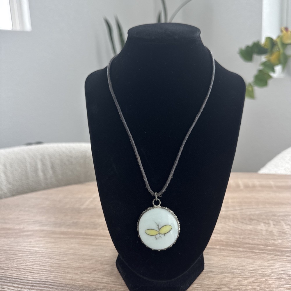 Vintage Hand-Painted Porcelain Butterfly Pendant – Brass Setting – 1950s–1970s
