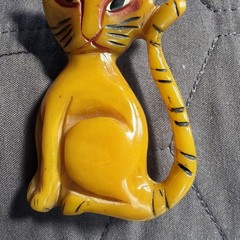 Vintage 13.3g Butterscotch Yellow Bakelite Sitting Cat Painted Pin Brooch