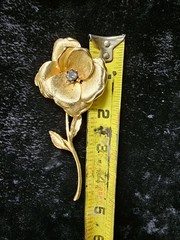 FRANCOIS Signed 4.25″ Brooch Gold Tone Rhinestone Long-Stem Flower Layered Vtg