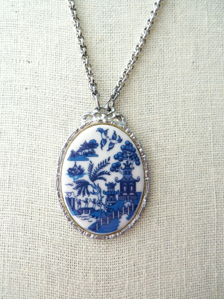 Vintage 1928 Co Blue Willow Scene Porcelain Pendant Necklace