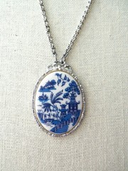 Vintage 1928 Co Blue Willow Scene Porcelain Pendant Necklace