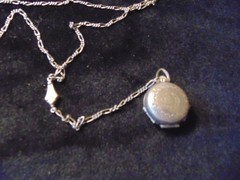 Vtg. 1928 Chain w Round Photo Pendant – OPEN UP FOUR 4 PHOTO CHAMBERS – Unique!
