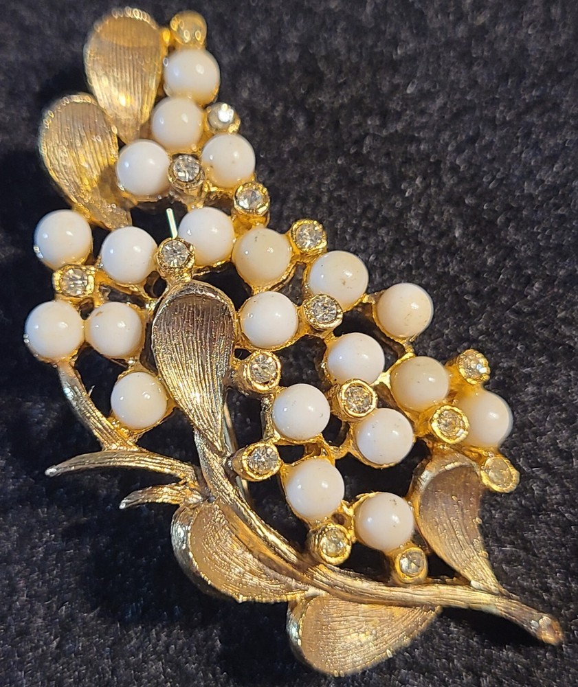 VINTAGE STUNNING GOLD TONE MILK LUCITE CLEAR CRYSTAL FLORAL PIN BROOCH
