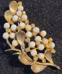 VINTAGE STUNNING GOLD TONE MILK LUCITE CLEAR CRYSTAL FLORAL PIN BROOCH