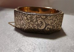 BEAUTIFUL VINTAGE HOBE SIGNED GOLD HINGE ENGRAVED BRACELET