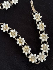 Vtg White Daisy Necklace Bracelet Brooch Earrings Parure Set Gold Toned Gift Box
