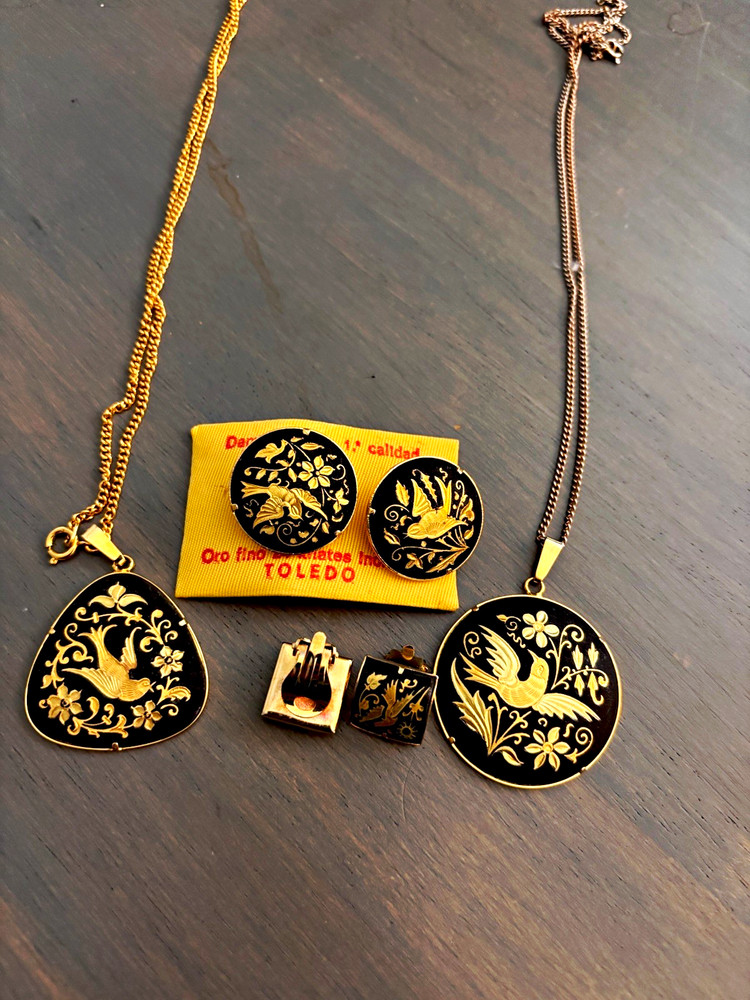 Toledo Gold Tone Black Bird & Floral Necklace Pendant & Earrings Jewelry Set