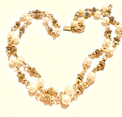 STUNNING VINTAGE SIGNED REVLON PEARL GOLD TONE STATION 24″ NECKLACE CLASSIC