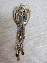 Vintage Kramer Signed Triple Heart Mesh Chain Dangle Brooch Polished Gold Tone
