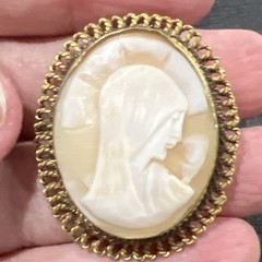 vintage cameo brooch 1.5 In