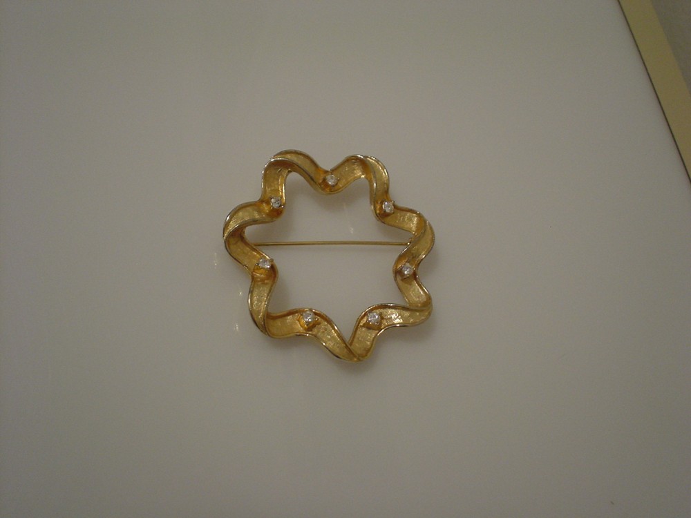 Sarah Coventry wreath pin 2.25″ diameter with white rhinestones