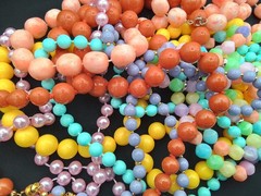 7 LOT A VINTAGE ESTATE COLORFUL MIXEED VARIETY BEADED STRUNG NECKLACES 1 KNOTTED