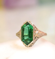 Antique Art Deco 10K White Gold Filigree Green Stone Ring sz 5.25