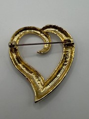 VINTAGE GOLD TONE SCULPTURAL OPEN HEART BROOCH
