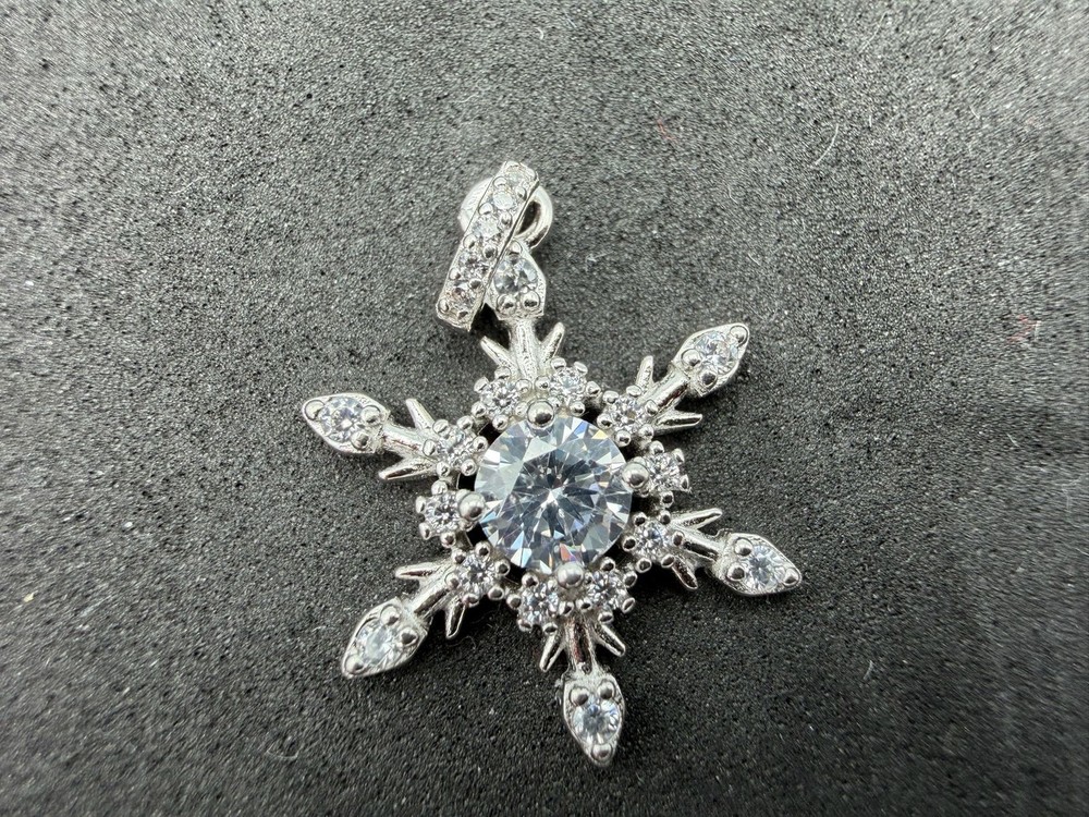 1.64g Vintage Sterling Silver 925 Snowflake Pendant Sparkling Round Accent M