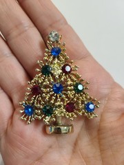 VTG Christmas Tree Brooch Lapel Pin Gold Toned Green Red & Blue Rhinestones