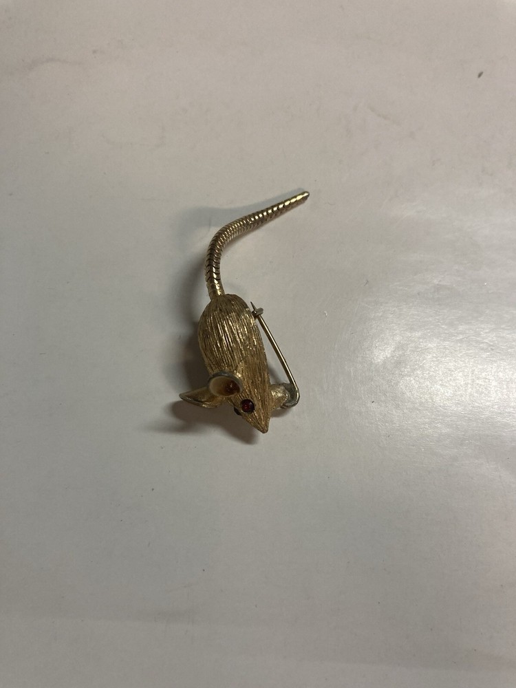 Vintage 2 inch mouse with Chain tail pin, red eyes Brooch Gold Color