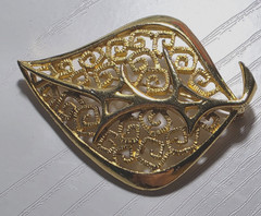 Vintage Lind Gal Leaf Brooch Gold Tone 2.5″ Openwork Textured Filigree Pin