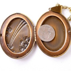 Pretty Brass Toned Picture Locket LARGE Floral Design 22″ Chain Gold Tone 2.5″