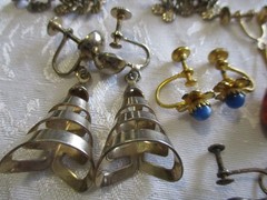 VINTAGE ESTATE JEWELRY 75 PAIR ALL OLD SCREW ON EARRINGS CROWN PARROT BUTTERFLY