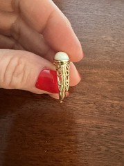 PRISTINE VINTAGE 14k GOLD WHITE CORAL RING ~SIZE 6 ~ORNATE FILIGREE SETTING