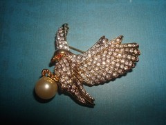 STUNNING SIGNED AD2001 EAGLE W/PEARL PAVE’ CRYSTAL RHINESTONES BROOCH GOLD PLATE
