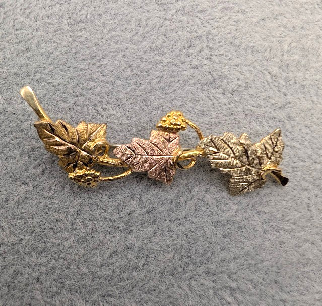 VTG 12K Black Hills Gold TRI COLOR LEAF GRAPE VINE PIN BROOCH 2.25″ long