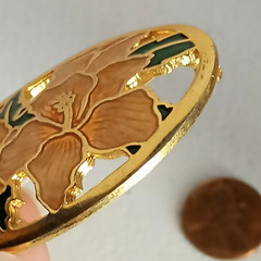 Vintage Gold Tone Enamel Lilies Oval Flower Brooch Pin Unsigned 2 Inch EUC
