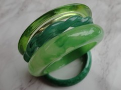 LOT OF 4 VTG ESTATE MARVELED GREEN LUCITE FLYING SUCER TWISTED BANGLE BRACELETS