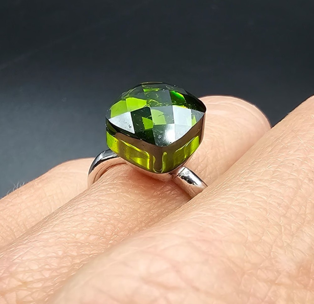 Vintage 1980s Retro Green Rhinestone Costume Ring – Size 8