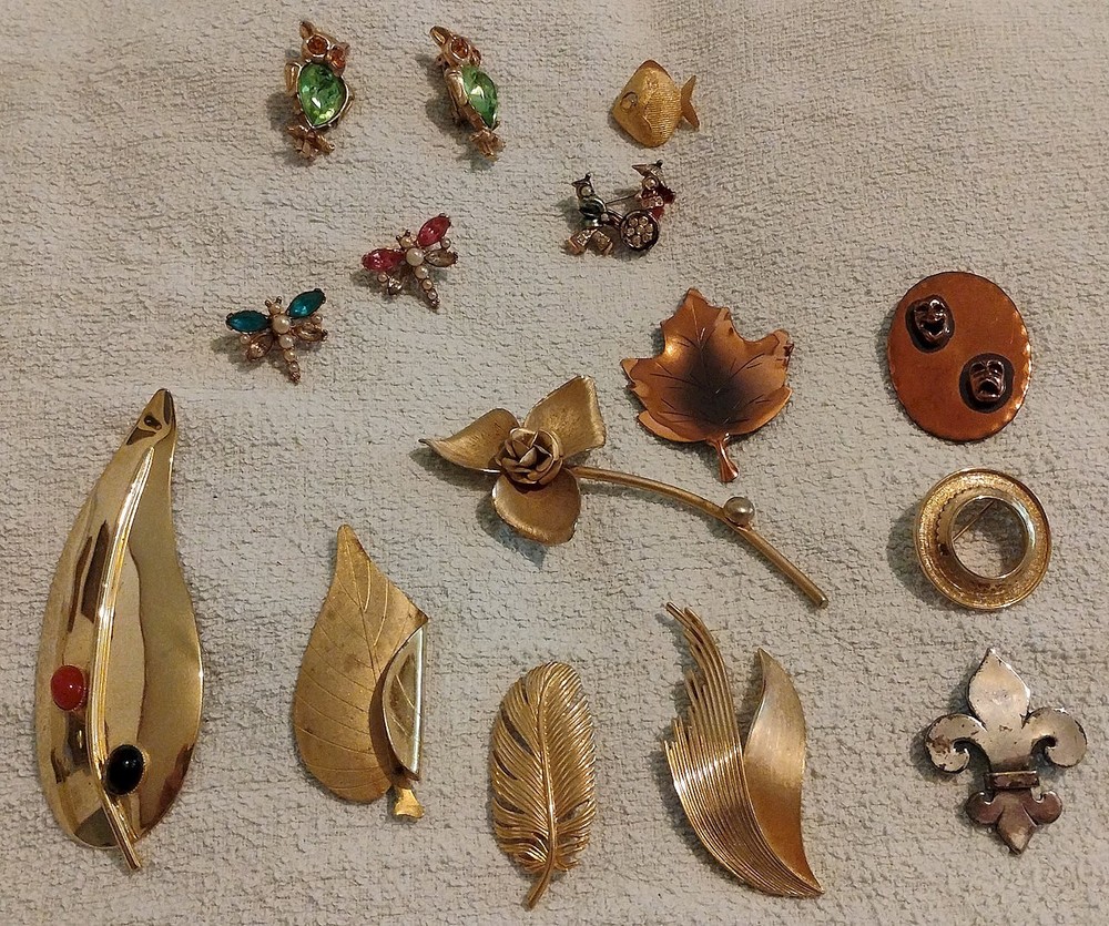 Lot of 15 Vintage Beauty/Fashion Mostly Goldtone Brooches 1960s – 1980s READ