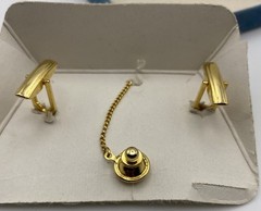 Vintage Hickok Cufflinks Tie Clip bar gold tone swirl black enamel background