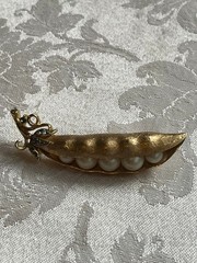 VTG Alfred Philippe Trifari Gold Tone “Pea Pod” Brooch Faux Pearls & Rhinestones