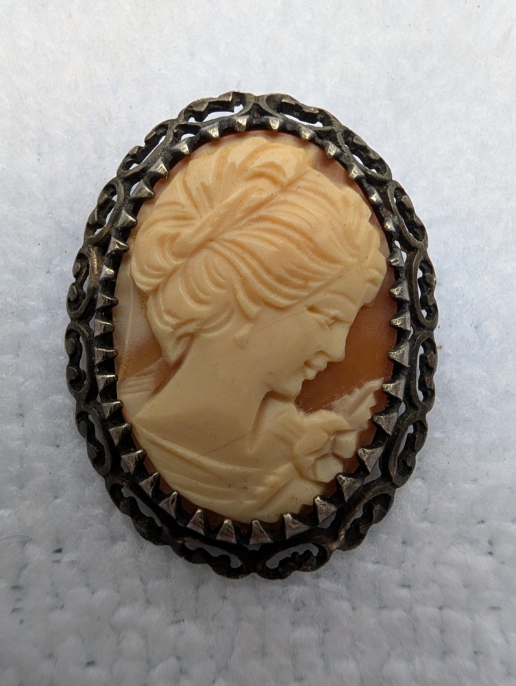 800 Silver Shell Cameo Pendant Brooch set in intricate silver design