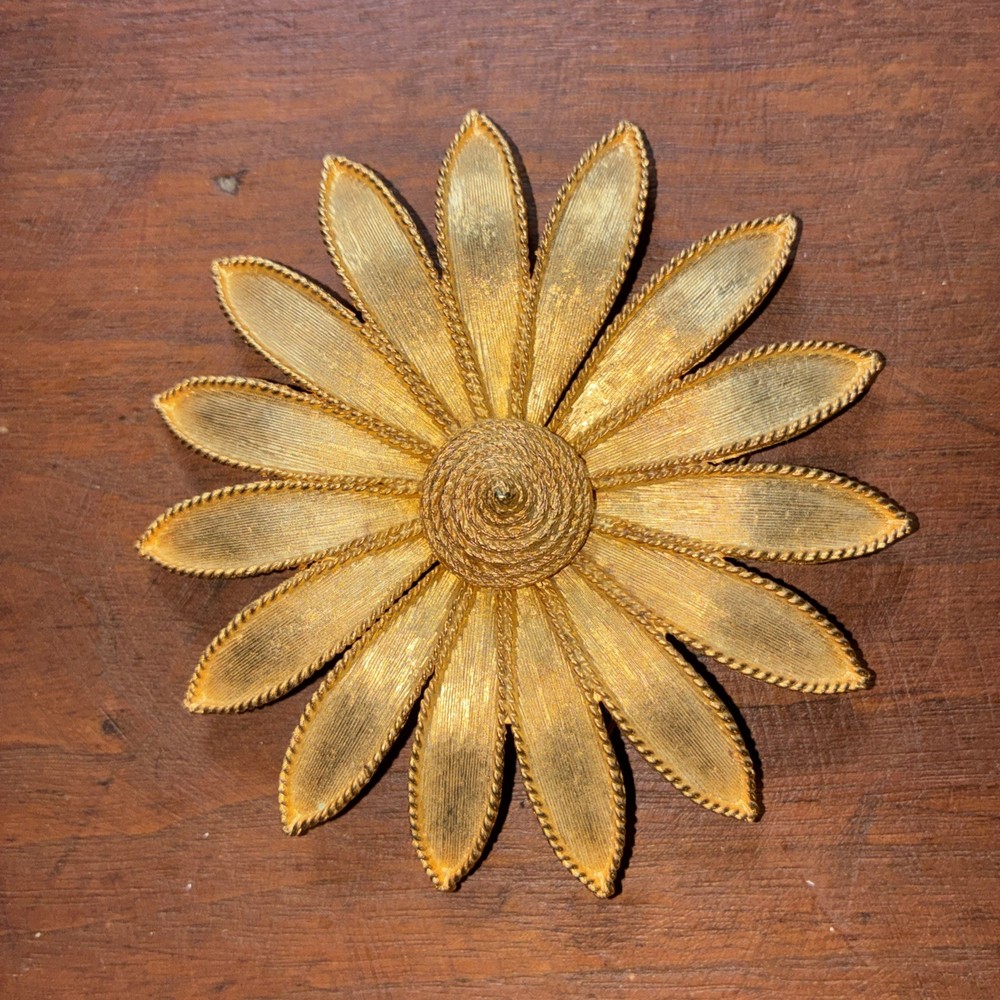 Vtg 1950s Brush Goldtone Lge DAISY PIN BROOCH Behive Button Center 3.5″ Diameter