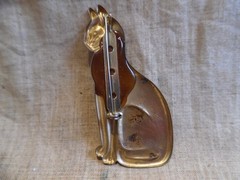 Vintage 1980s Brushed Brass Stamped Seated Cat Brooch