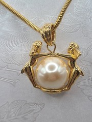 Vtg 1980s Goldtone 30″ Necklace 2 Angel Cherubs Faux Pearl Pendant