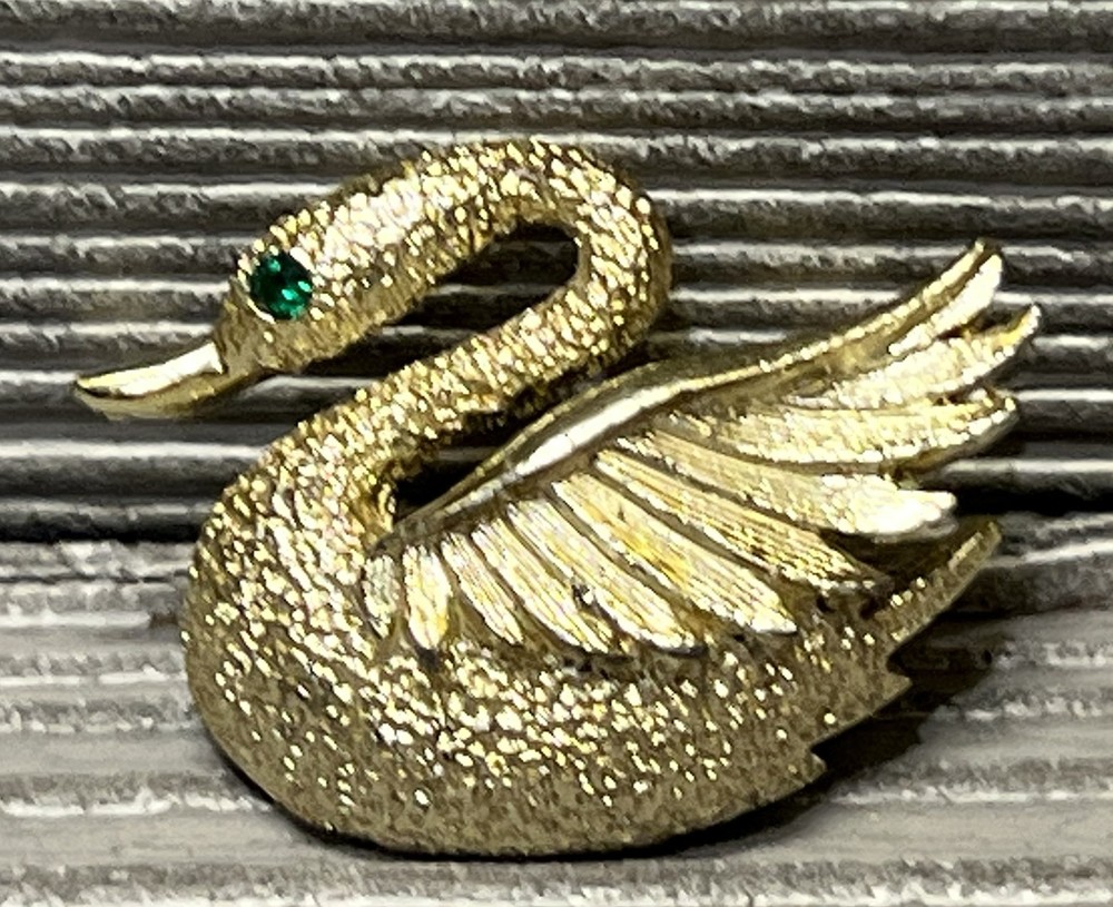Green Eyed Swan Pin Brooch Gold Toned Vintage Gerry’s Fashion Jewelry 1.25”